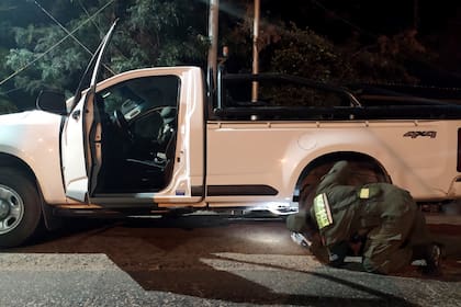 Gendarmes inspeccionan una camioneta en uno de los operativos nocturnos realizados en zonas de frontera