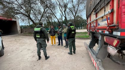 Gendarmes junto con testigos del operativo