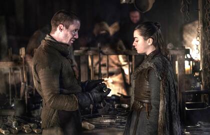 Gendry (Joe Dempise) acepta forjar una misteriosa arma de obsidiana para Ayra (Maisie Williams), aunque puede tener otro propósito que matar a un Caminante Blanco