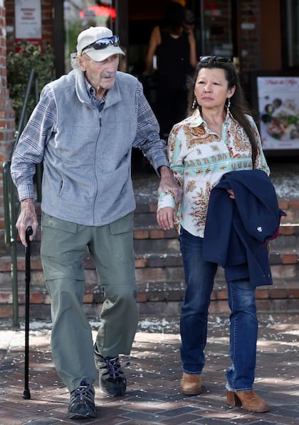 Gene Hackman y su esposa Betsy Arakawa fueron vistos en Santa Fe, Nuevo México, primero paseando y luego disfrutando de una cena en uno de los restaurantes del lugar