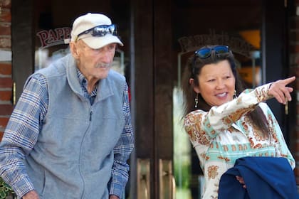 Gene Hackman y su esposa Betsy Arakawa, meses atrás, después de un almuerzo en Santa Fe, Nuevo México