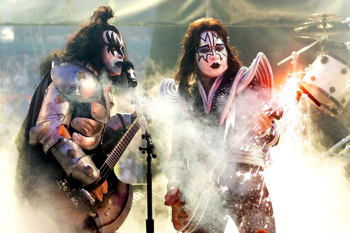 Gene Simmons y Ace Frehley, durante la presentación de Kiss en el Super Bowl de 1999