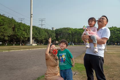 Generaciones de chinos vivieron sin hermanos y están acostumbrados a familias pequeñas