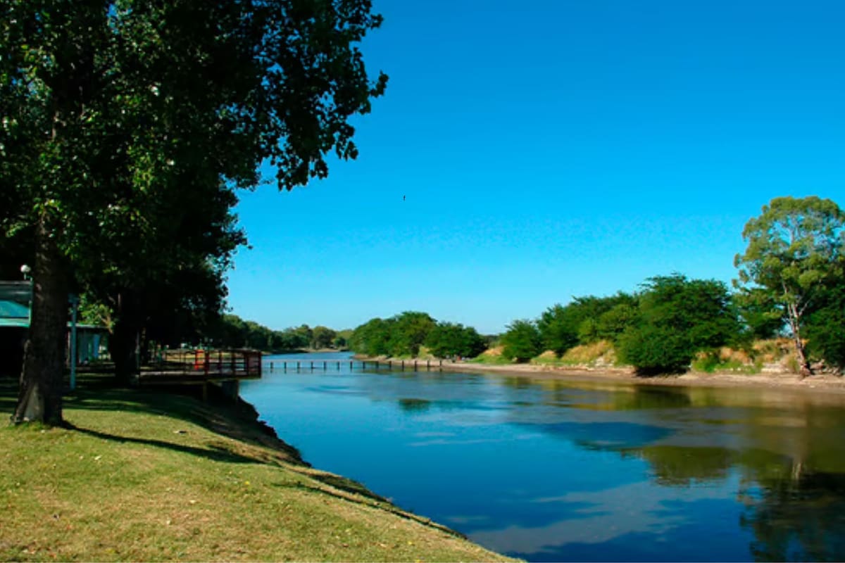General Belgrano, la ciudad en Buenos Aires que combina bosque, termas y río
