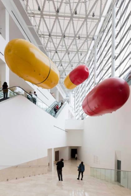 Obra de General Idea, colectivo canadiense que expuso en el museo Malba la muestra Tiempo Partido, con sus instalaciones que remiten al Sida