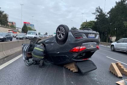 General Paz y Superí. Un auto chocó contra el guardarrail y volcó. El conductor es asistido e inmovilizado por Bomberos de la Ciudad para su traslado.