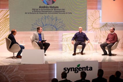 Darío Straschnoy (Untold_), Sebastián Campanario (economista y periodista), Andrés Hatum (Di Tella) y Diego Golombek (UNQ/Conicet)