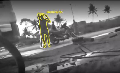 Genivaldo de Jesús Santana se lleva las manos a la cabeza para ser registrado por agentes de la PRF en Sergipe