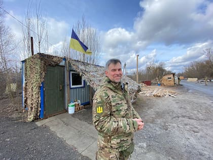 Gennadi, a quien le dicen Gena, se convirtió en un voluntario de las Fuerzas Territoriales de Defensa que, como muchos otros civiles, trabaja activamente para el ejército en Ivankiv (Foto: Elisabetta Piqué)