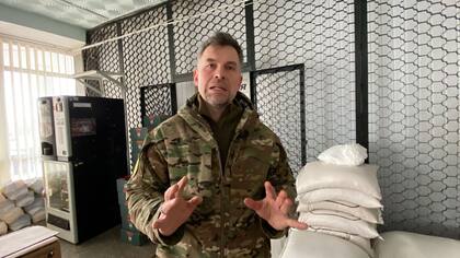Gennadi, a quien le dicen Gena, se convirtió en un voluntario de las Fuerzas Territoriales de Defensa que, como muchos otros civiles, trabaja activamente para el ejército en Ivankiv. (Foto: Elisabetta Piqué)