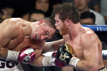 El kasajo perdió con Canelo (der.), al que le retiraron el cinturón