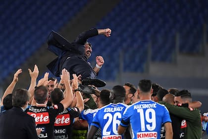 Gennaro Gattuso, entrenador de Napoli, en lo más alto de la noche de Roma