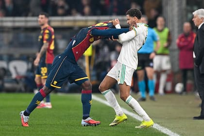 Genoa de De Rossi sorprende 2-1 a la Roma en la Serie A antes del derbi de Milán