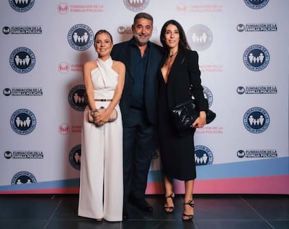 Genoveva Ferrero junto a Daniel Angelici y Agustina Olivero Majdalani en un evento de la Fundación de la Familia Policial