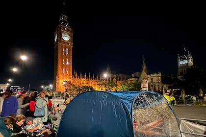 Gente acampando en Westminster Abbey antes del funeral de la reina Isabel II