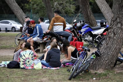 En medio de la pandemia de coronavirus, gente al aire libre por el clima cálido en Nicolás Repetto y el río, en San Isidro