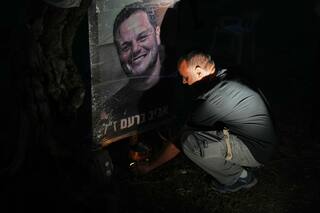 Israelíes lloran en aniversario del ataque del 7 de octubre mientras palestinos lidian con la guerra