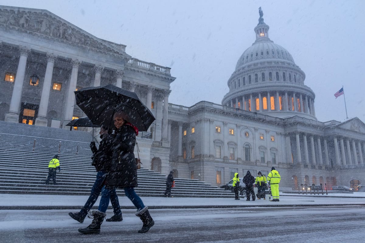 Gente camina bajo la nieve en el Capitolio, el martes 11 de febrero de 2025, durante una ventisca en Washington. (AP Foto/Jacquelyn Martin)