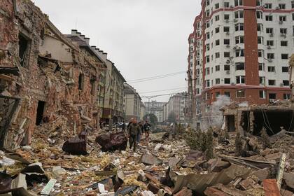 Gente camina cerca de edificios de departamentos dañados después de un ataque ruso en Kiev, Ucrania, el domingo 28 de septiembre de 2025; la guerra en Ucrania es otro de los focos bélicos activos mencionados por Albares