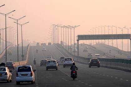 Gente circula por la mañana entre el smog al día siguiente del festival hindú de Diwali, en Nueva Delhi, India, el viernes 1 de noviembre de 2024. (AP Foto/Manish Swarup)