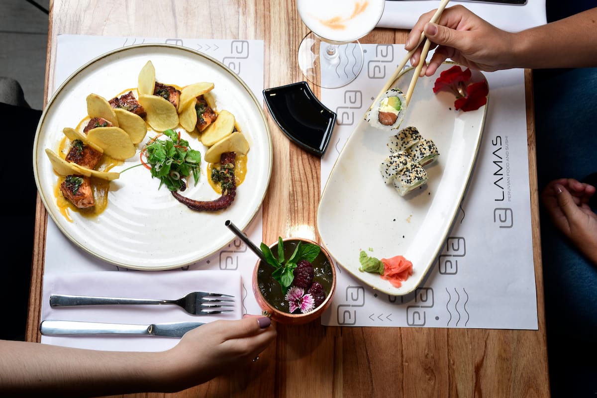 Gente comiendo sushi