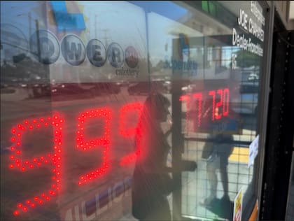 Gente comprando boletos de Powerball en Joe's Service Center, una gasolinera que vendió un boleto ganador de 2.040 millones de dólares de Powerball en Woodbury Road y Fair Oaks Avenue en Altadena, California, el miércoles 19 de julio de 2023 (AP Foto/Damian Dovarganes)