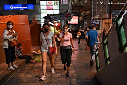 Gente con barbijos en las calles de Bangkok, Tailandia