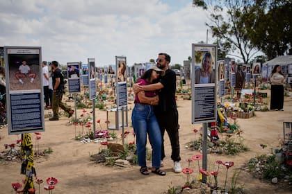 Gente conmemora el Día del Recuerdo anual de Israel, en un lugar donde cientos de personas fueron asesinadas y secuestrados en el ataque de Hamas, en el sur de Israel