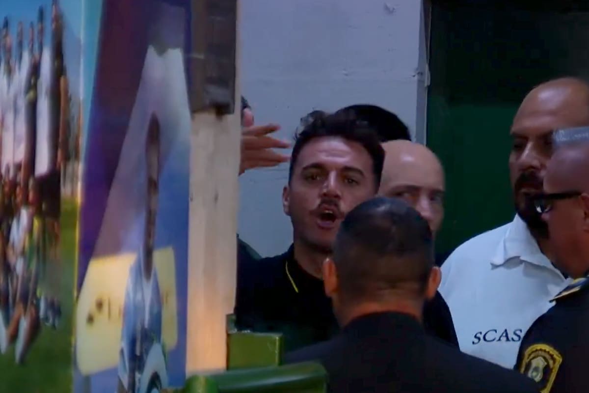 Gente del club y seguridad intentó sacarlo de la escena, pero Mariano Soso fue y volvió para mirar a Bryan Ferreira y hacer una descarga de pocos segundos y muchas cosas por decirle en la cara.