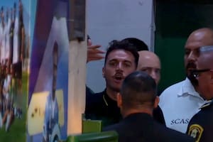 Gente del club y seguridad intentó sacarlo de la escena, pero Mariano Soso fue y volvió para mirar a Bryan Ferreira y hacer una descarga de pocos segundos y muchas cosas por decirle en la cara.