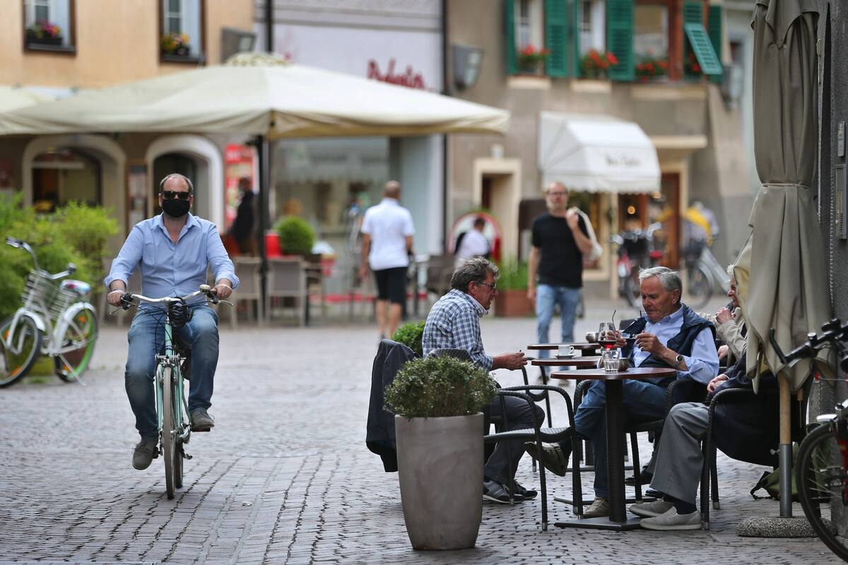 Gente en las calles de Brixen, Italia.