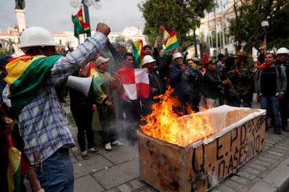 Gente en las calles de La Paz, luego de la renuncia de Evo Morales