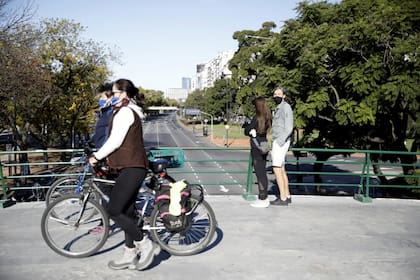 Sobre el puente que cruza la avenida Figueroa Alcorta, cerca de la Facultad de Derecho, hubo personas paseando, en bicicletas y sacándose fotos, en plena cuarentena obligatoria