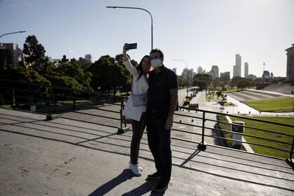 Gente en las cercanías de la Facultad de Derecho