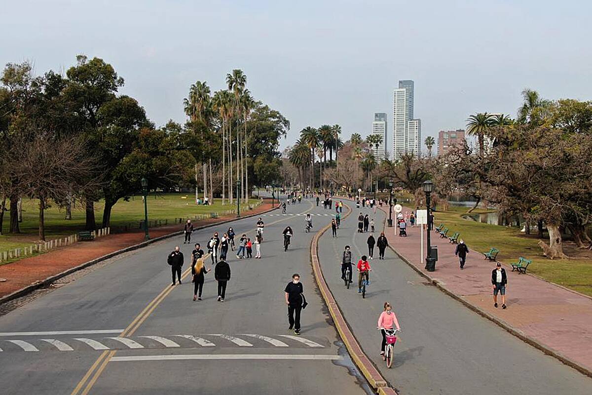 Gente en los bosques de Palermo