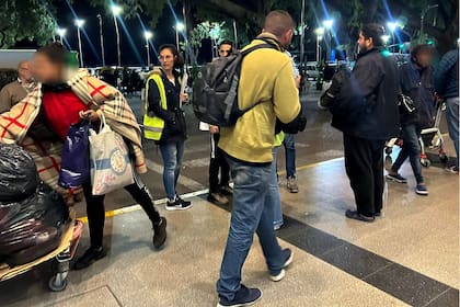 Se estima que legaban a 160 las personas que cada noche dormían en el aeropuerto porteño, foto de archivo.