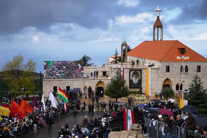 Gente esperando ante el monasterio de San Marón antes de la llegada del papa León XIV en in Annaya, Líbano, el lunes 1 de diciembre de 2025. (AP Foto/Hassan Ammar)