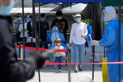 Gente esperando para hacerse una prueba de COVID-19 el martes 3 de mayo de 2022 en Beijing. (AP Foto/Ng Han Guan)