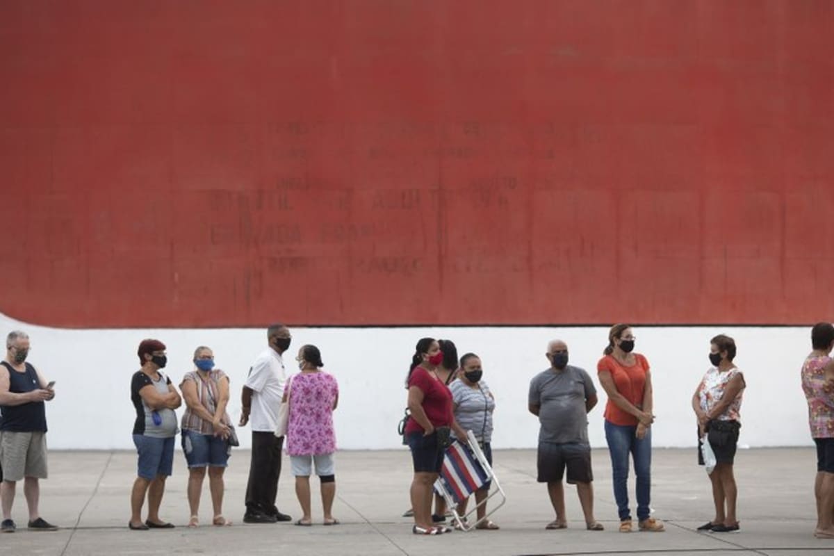 Gente formando fila para recibir la vacuna china Sinovac contra el COVID-19 en Duque de Caxias, Brasil