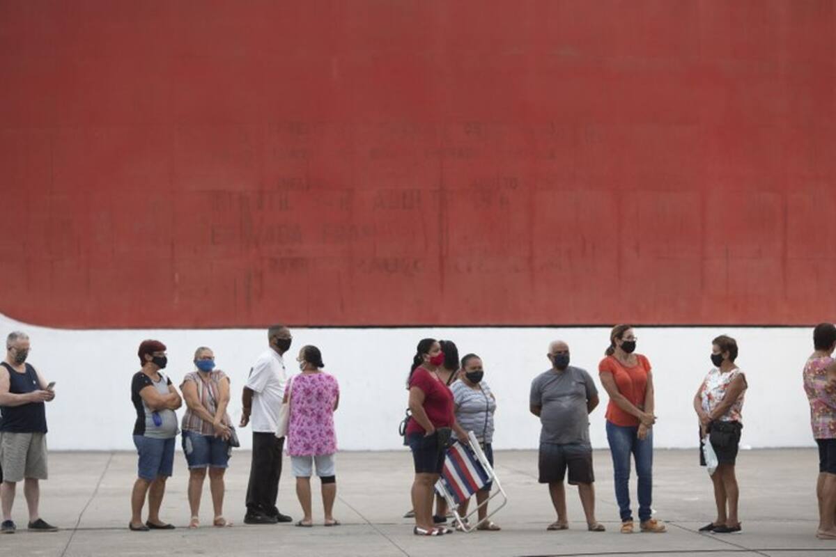 Gente formando fila para recibir la vacuna contra el Covid-19 en Duque de Caxias, Brasil