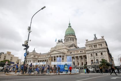 Gente frente al Congreso de La Nación por el inicio de la Apertura de las Sesiones Legislativas