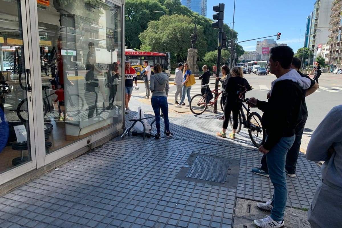 Gente haciendo cola para comprar material y equipos para hacer gimnasia en su casa