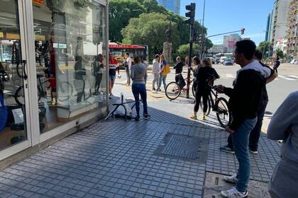 Gente haciendo cola para comprar material y equipos para hacer gimnasia en su casa