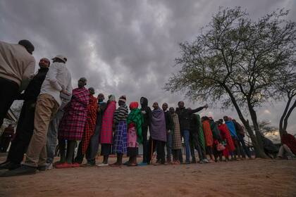 Gente haciendo fila para votar en la escuela primaria de Oltepesi en el condado de Kajiado, Nairobi, Kenia, el martes 9 de agosto de 2022. (AP Foto/Ben Curtis)
