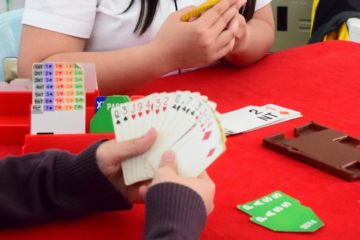 Gente jugando Bridge