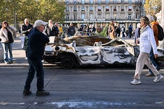 La policía de París reporta 855 arrestos tras choques violentos y saqueos en protestas