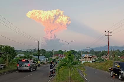 Gente mira mientras el monte Lewotobi Laki-Laki expulsa material volcánico durante una erupción en Maumere, Indonesia, el martes 17 de junio de 2025. (AP Foto)