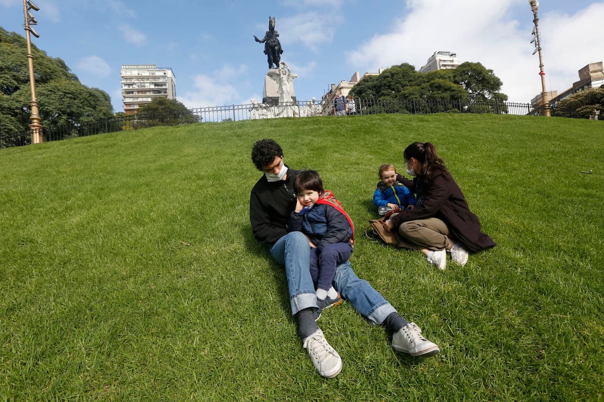 Gente paseando sola con niños en los bosques de Palermo y zona Plaza Francia y plaza Mitre coronavirus covid 19