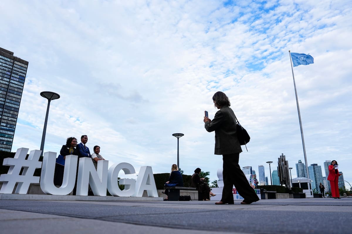 Gente posa a su llegada para la Asamblea General de Naciones Unidas (UNGA) en la sede de la ONU, el