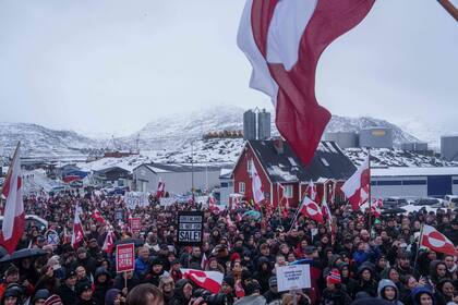 Gente protesta contra la estrategia de Donald Trump hacia Groenlandia ante el consulado estadounidense en Nuuk, Groenlandia, el sábado 17 de enero de 2026. (AP foto/Evgeniy Maloletka)